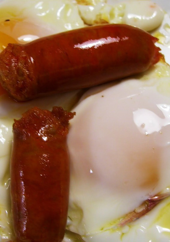 Una foto de Huevos fritos caseros y chorizos de la tierra