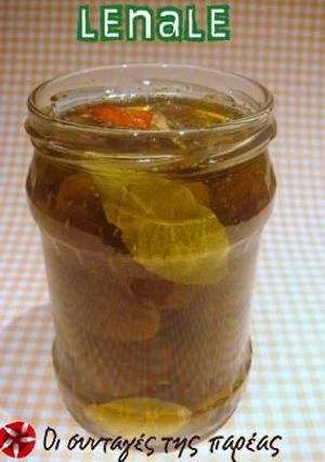 A picture of Olives in aromatic oil.
