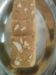 સુખડી (Sukhdi Recipe in Gujarati) રેસીપી મુખ્ય ફોટો