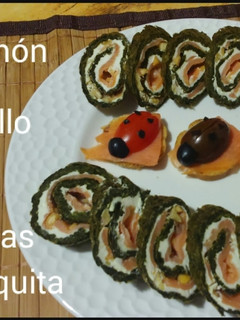 Una foto de Salmón ahumado en rollo con tostas mariquita🐞