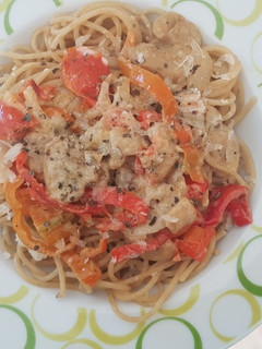 Una foto de Pasta integral con pimientos y champiñones
