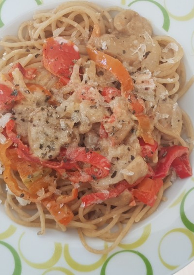 Una foto de Pasta integral con pimientos y champiñones