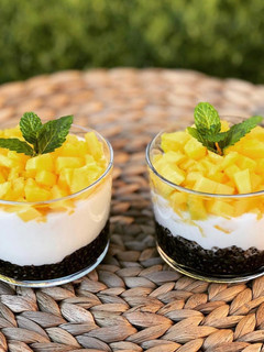 Una foto de Vasito de chía, yogurt y mango 🥭