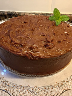 Una foto de Tarta húmeda de dulce de leche y chocolate negro