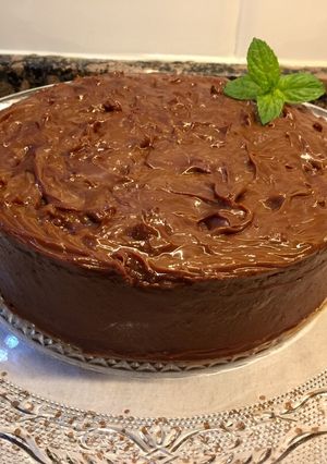 Una foto de Tarta húmeda de dulce de leche y chocolate negro