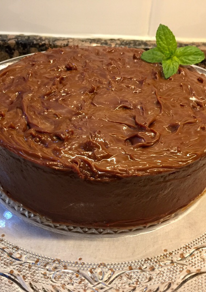 Una foto de Tarta húmeda de dulce de leche y chocolate negro