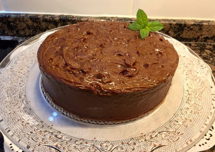 Tarta húmeda de dulce de leche y chocolate negro
