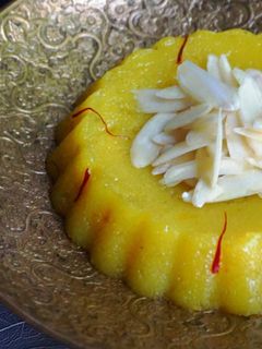 रवा केसरी (Rava Kesari recipe in hindi) रेसिपी मुख्य फोटो