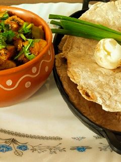वांग बटाटा सुकी भाजी (vanga batata sukhi bhaji recipe in marathi) रेसिपी चे मुख्य फोटो