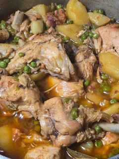 Una foto de Pollo a la cazuela con chorizo y patatas