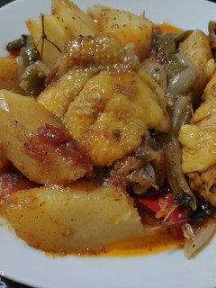 Una foto de Pollo con verduras en olla de barro