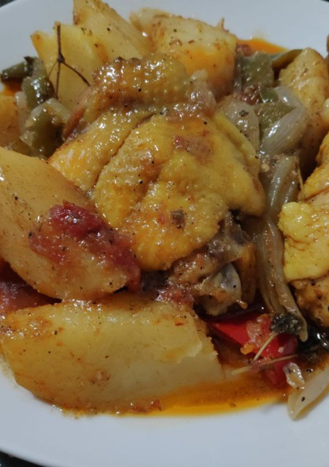 Una foto de Pollo con verduras en olla de barro