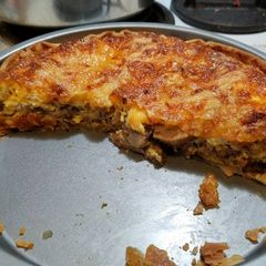 A picture of Sausage and mushroom quiche.