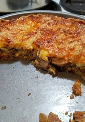 A picture of Sausage and mushroom quiche.