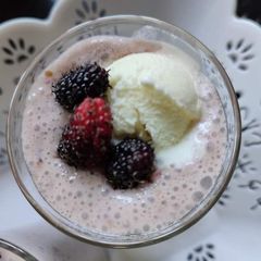 A picture of Mulberry milkshake (smoothie).