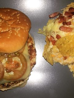Una foto de Burger y nachos caseros