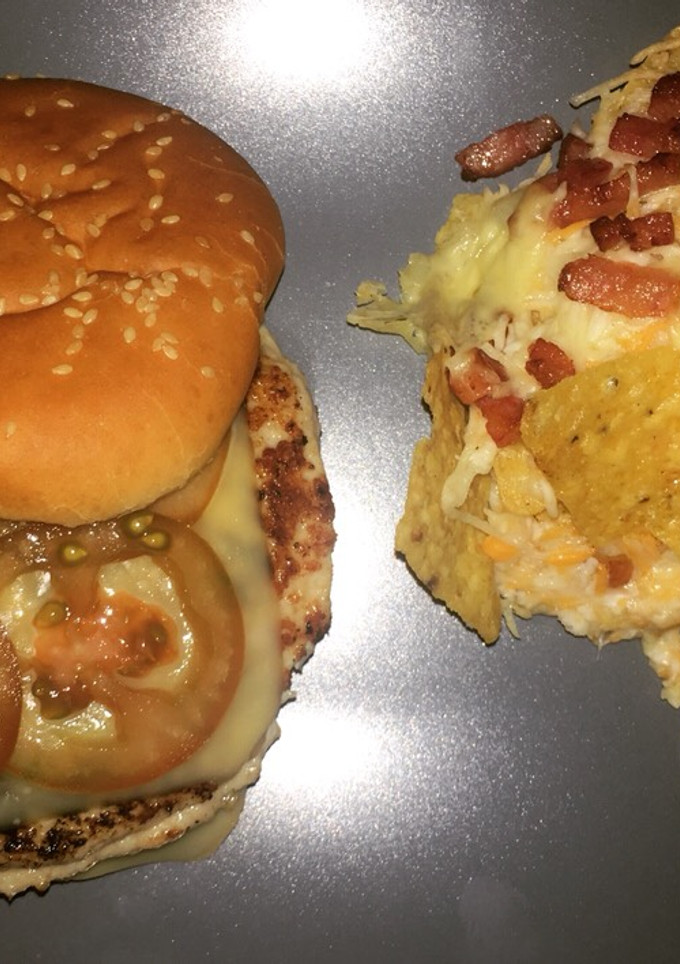 Una foto de Burger y nachos caseros