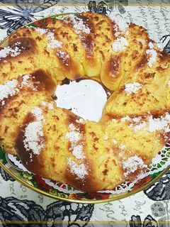 Una foto de Roscón de pascua relleno de coco 🐇🐣
