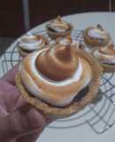 Tarteletitas de dulce de leche, arándanos y merengue