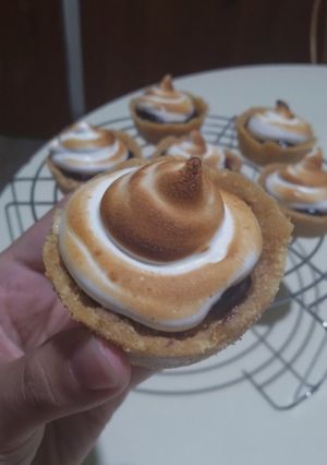 Una foto de Tarteletitas de dulce de leche, arándanos y merengue