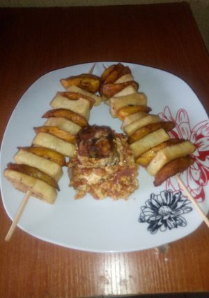 A picture of Eggs sauce,fried fish,Dodo and fried yam.
