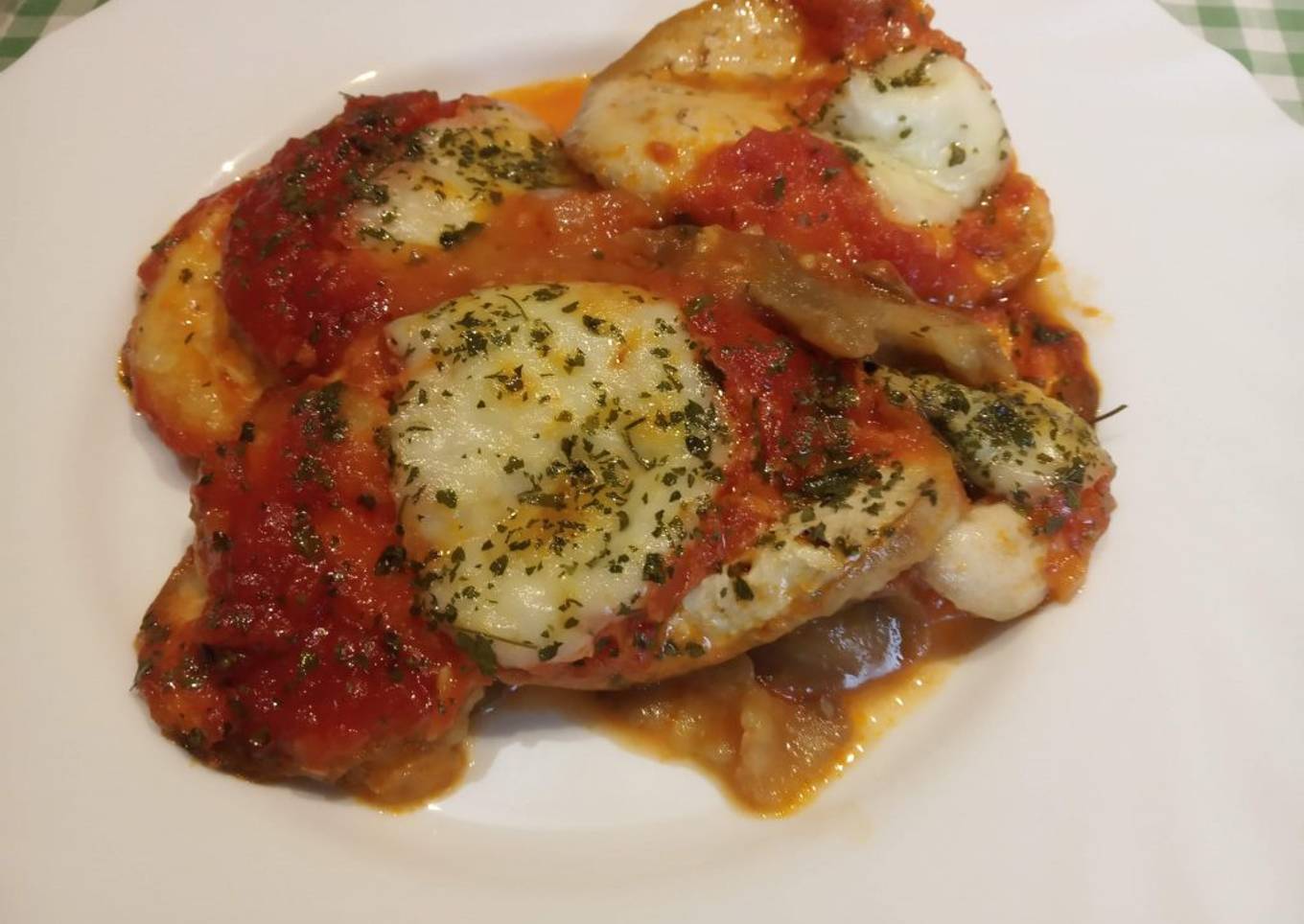 Berenjenas con tomate y mozzarella al horno