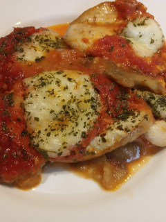 Una foto de Berenjenas con tomate y mozzarella al horno