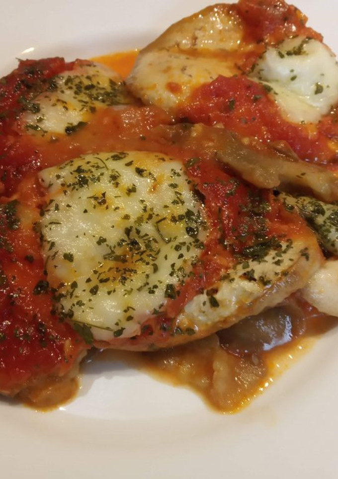 Una foto de Berenjenas con tomate y mozzarella al horno