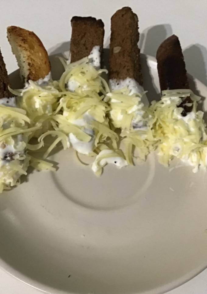 Сухарики в соусі з сиром