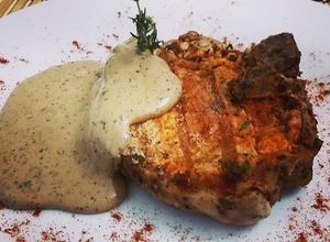 Foto de Bisteca Suína Assada com Molho de Páprica,Tomilho