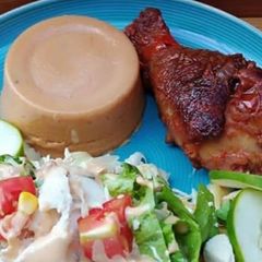 A picture of Moimoi with barbeque chicken and coleslaw.