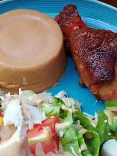 A picture of Moimoi with barbeque chicken and coleslaw.