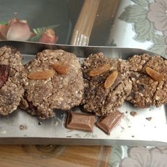 A picture of Crispy oatmeal and raisin cookies.