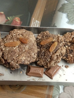 A picture of Crispy oatmeal and raisin cookies.
