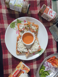 બ્રેડ પીઝા (Bread Pizza Recipe in Gujarati) રેસીપી મુખ્ય ફોટો