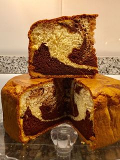 Una foto de Bizcocho marmolado sin gluten, sin lactosa muy esponjoso