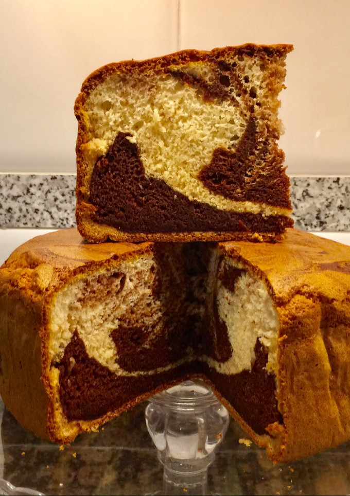 Una foto de Bizcocho marmolado sin gluten, sin lactosa muy esponjoso