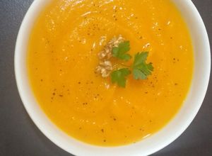 Una foto de Sopa crema de calabaza  - sana, fácil, rápida y económica