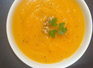Una foto de Sopa crema de zapallo anco  o calabaza  - sana, fácil, rápida y económica