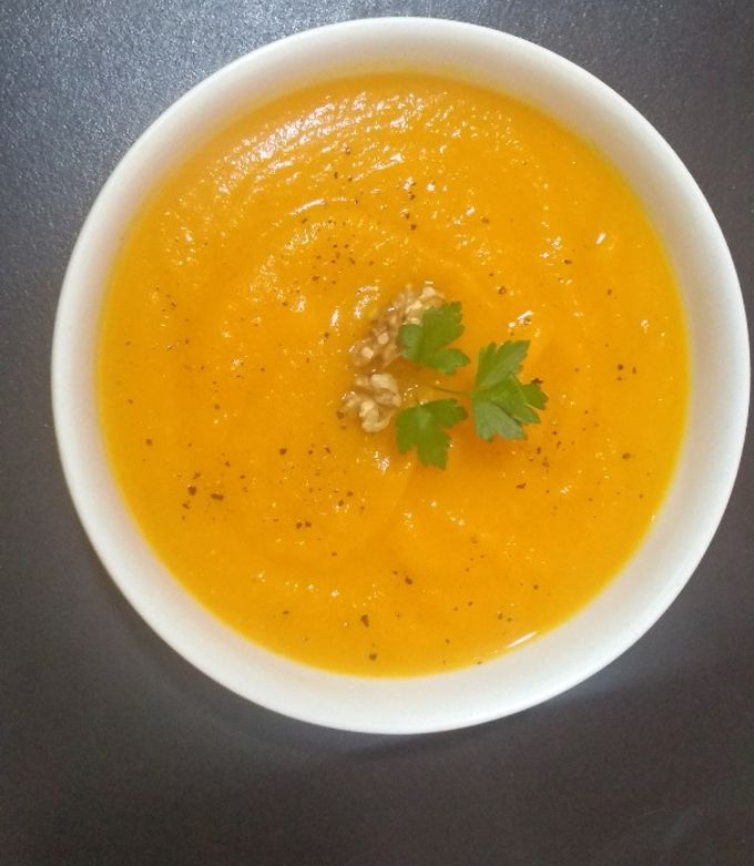 Una foto de Sopa crema de calabaza  - sana, fácil, rápida y económica