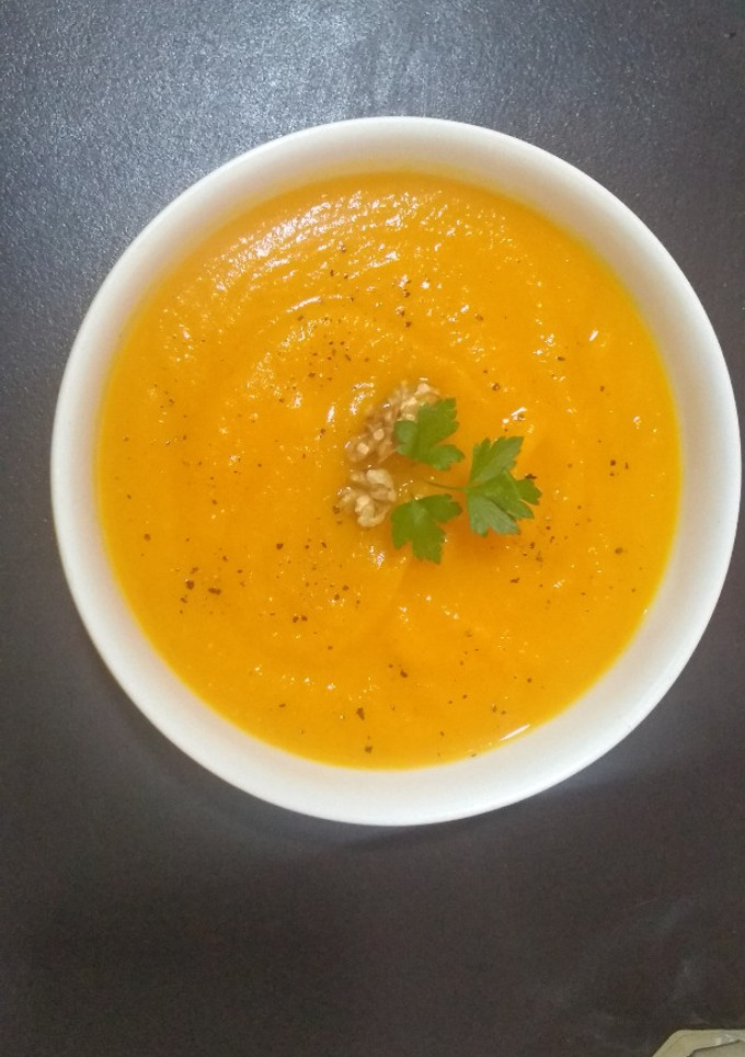 Una foto de Sopa crema de zapallo anco  o calabaza  - sana, fácil, rápida y económica
