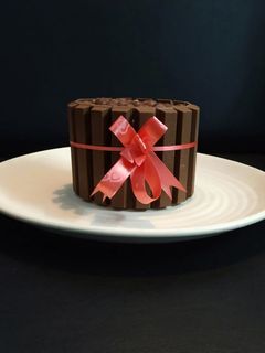 किटकेट चॉकलेट केक (Kit kat chocolate cake recipe in hindi) रेसिपी मुख्य फोटो