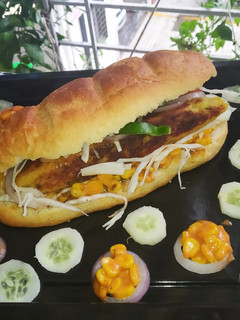 सबवे स्टाइल सूजी बर्गर (Subway style suji Burger recipe in Hindi) रेसिपी मुख्य फोटो