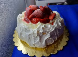 Una foto de Pavlova con frutillas 🍓