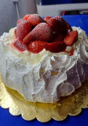 Una foto de Pavlova con frutillas 🍓