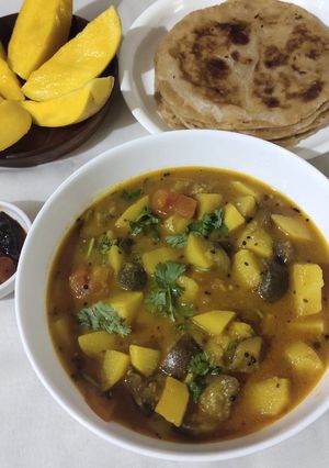 A picture of Aloo baigan sabji.
