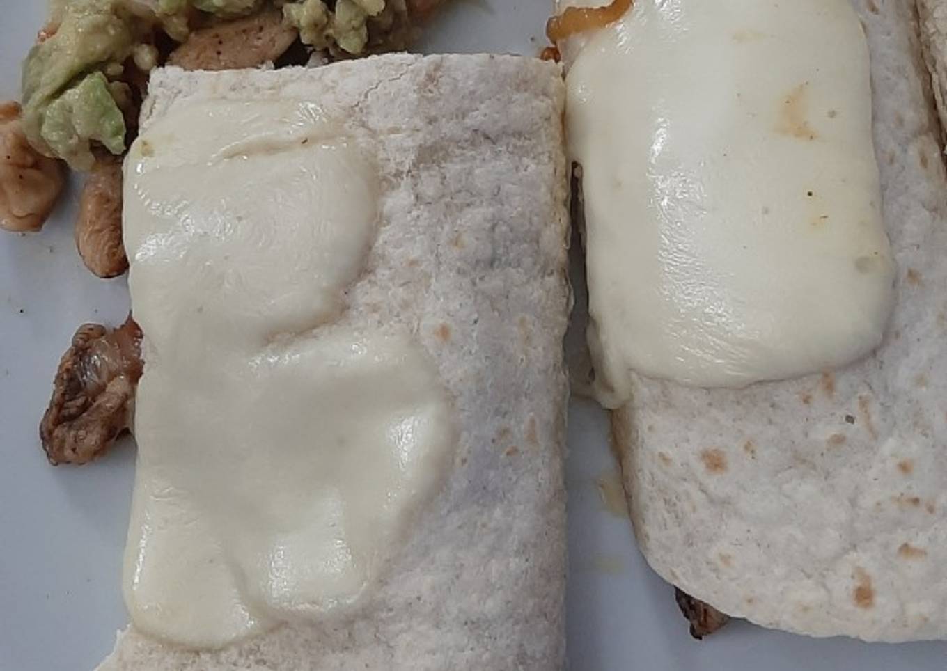 Tacos de pollo cubiertos con queso mantecoso y Guacamole