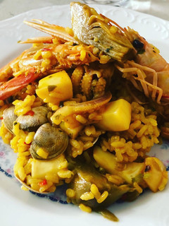 Una foto de Paella a mi estilo