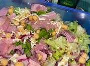 Una foto de ensalada con salami