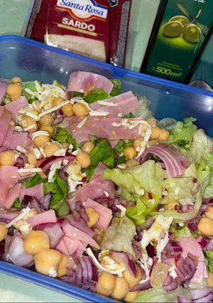 Una foto de Ensalada fit súper completa, la que comen las kardashian😂